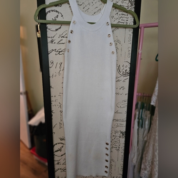 Elegant White Sleeveless Dress - Picture 1 of 4